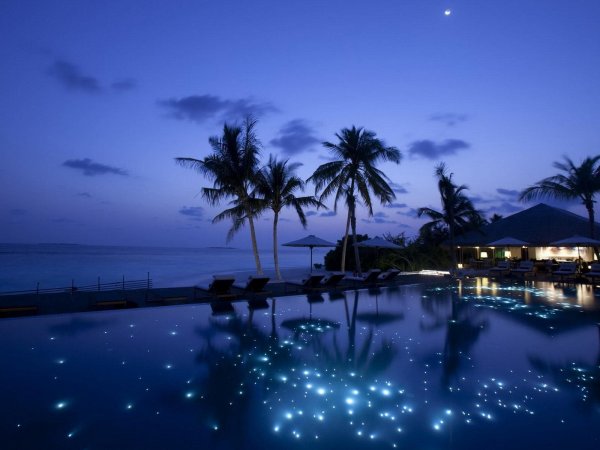 Темный ночной пляж