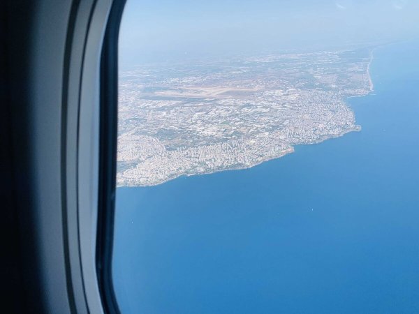 Вид из иллюминатора самолета