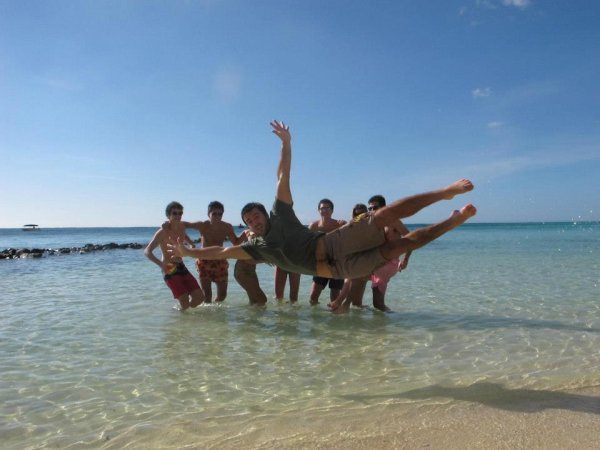 Забавные друзья отдыхают на пляже