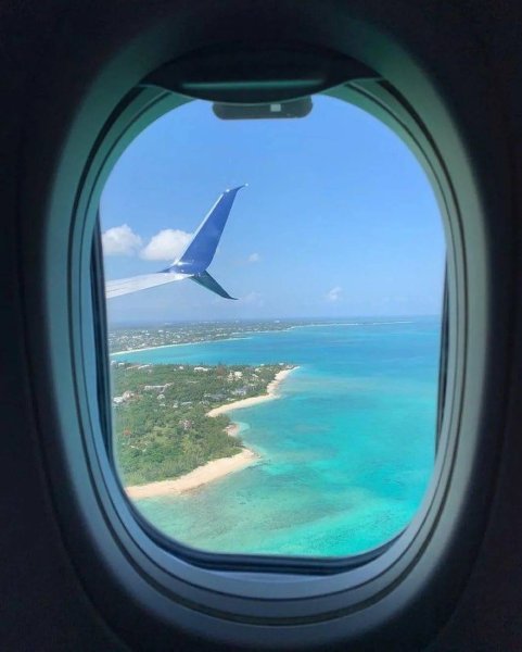 Вид из иллюминатора самолета