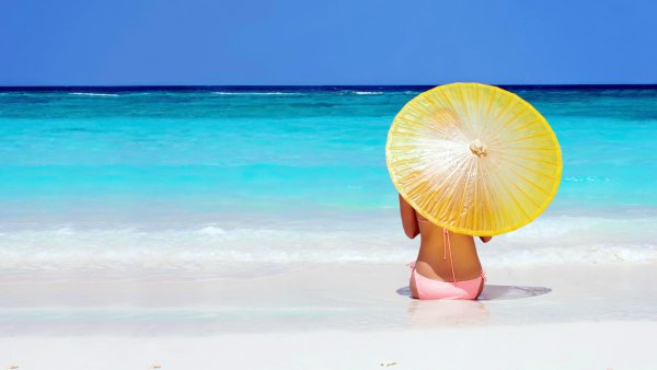 Женские ноги на море