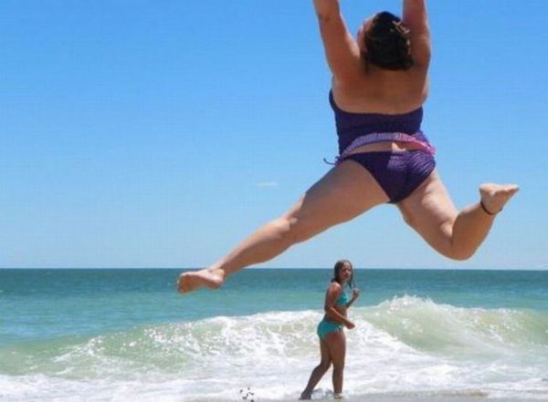 Девушка в шляпе на море