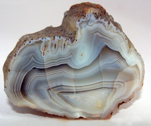 Агат – полосчатый халцедон минерал