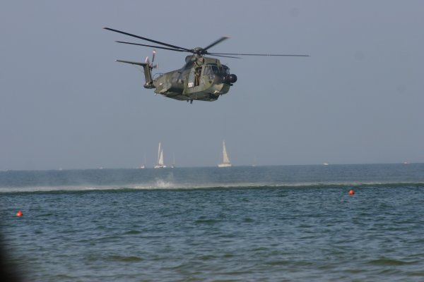 Вертолет над морем