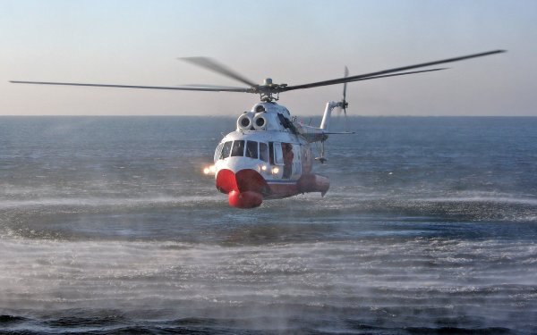 Военный вертолет над водой