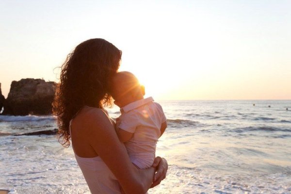 Счастливая семья на Мальдивах