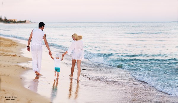 Фотосессия на берегу моря семейная
