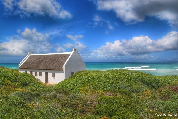 Одинокий домик на берегу океана