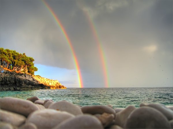 Радуга и солнце на море