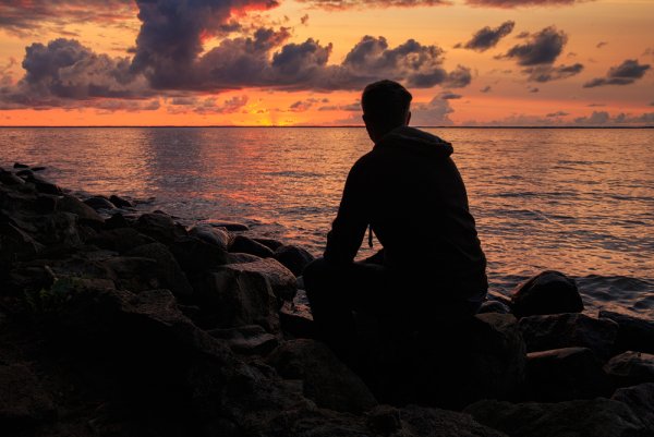 Парень на берегу моря