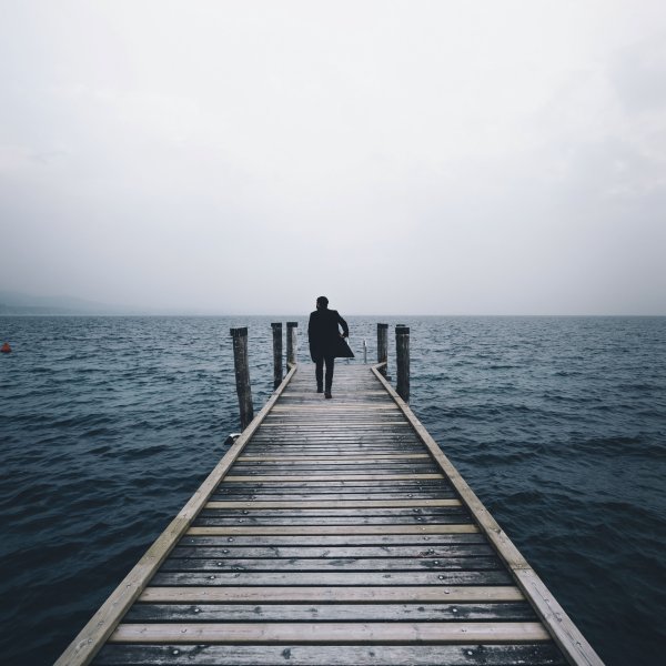 Человек на берегу моря