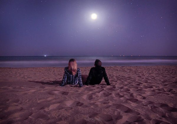 Человек в море ночью