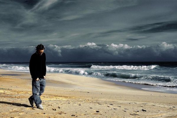 Человек на берегу моря