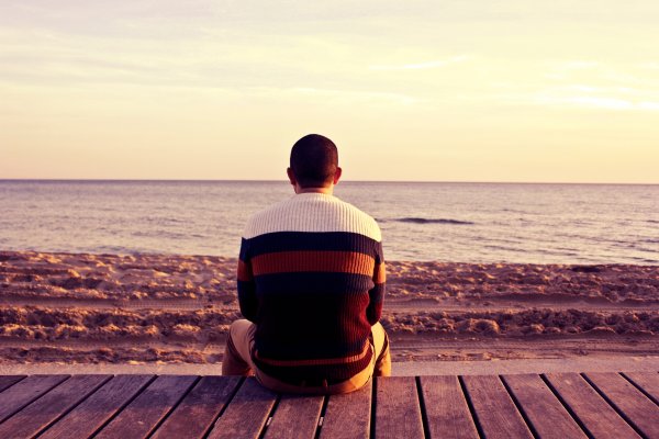 Человек сидит на Камне