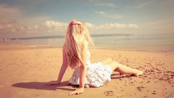 Шатенка на море