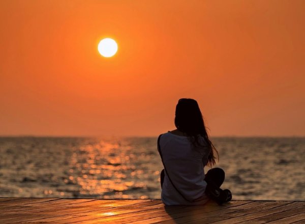 Цветы на фоне моря