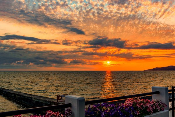 Красивый вид на море закат