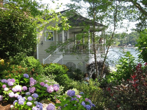 Домик с садом у моря