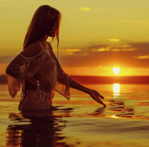 Женщина на море