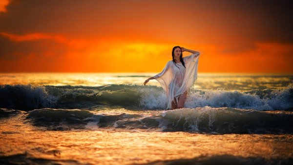 Девушка идет по пляжу