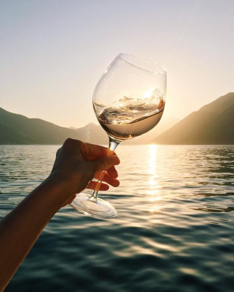 Бокалы на берегу моря