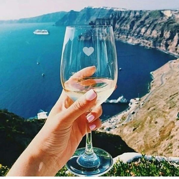 Бокал вина с видом на море