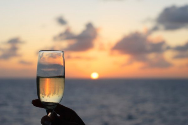 Бокалы на берегу моря