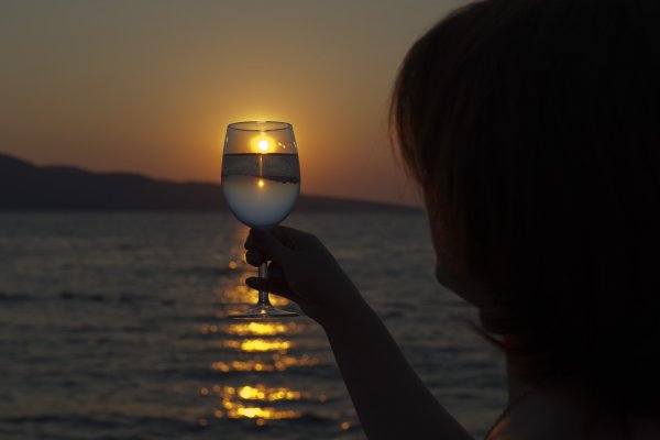 Бокал вина на закате