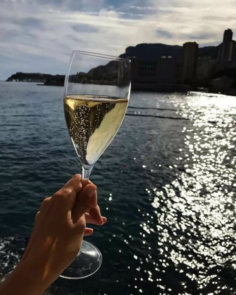 Рука с бокалом