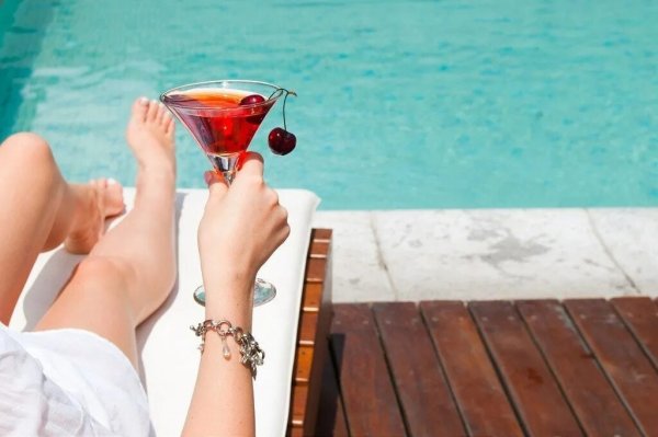 Коктейли в руках на пляже