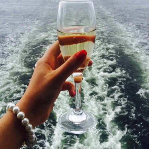 Девушка с бокалом на море