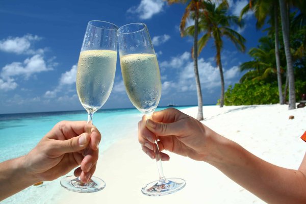 Шампанское и море