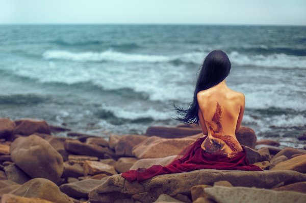 Картинки девушка спиной на фоне моря (70 фото)