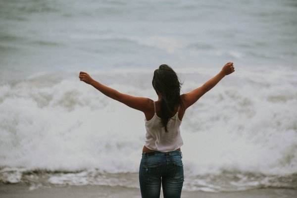 Брюнетка на берегу моря