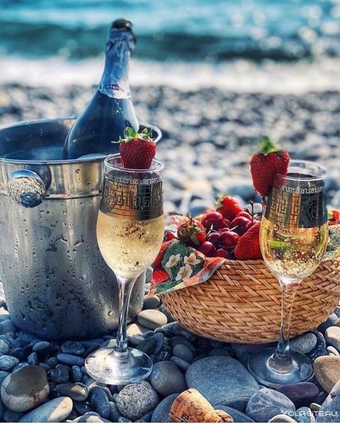 Фужер на берегу моря