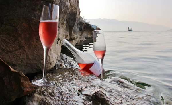 Бокал шампанского на берегу моря