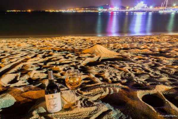 Бокал шампанского в руке