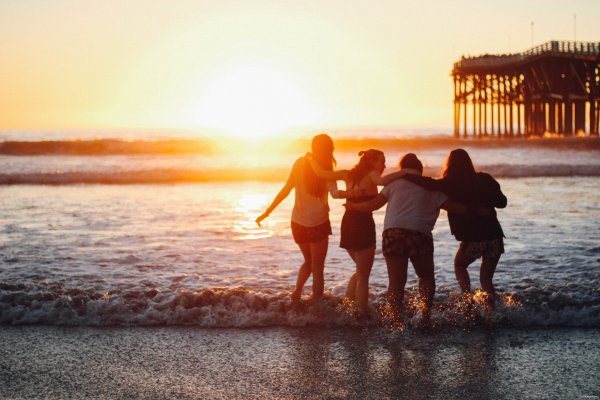 Семья море закат