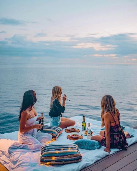 Подруги отдыхают