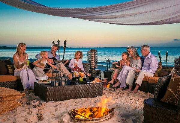 Две девушки на закате