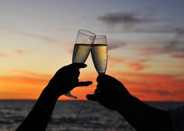 Два бокала на берегу моря