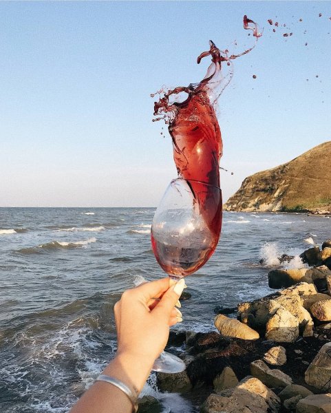 Бокал вина на берегу моря