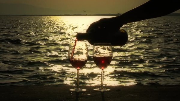 Бокал вина на берегу моря