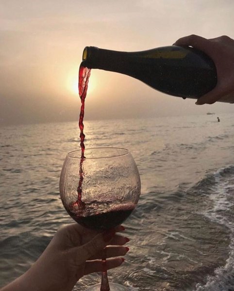 Бокал вина на фоне моря