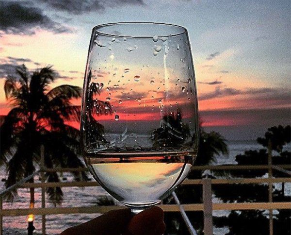 Бокал вина на берегу моря