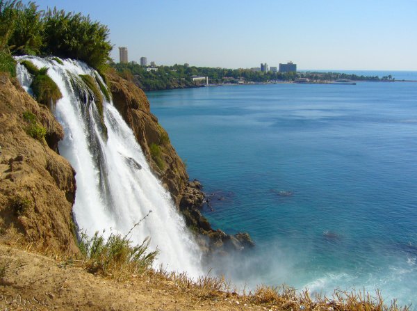 Водопад в море