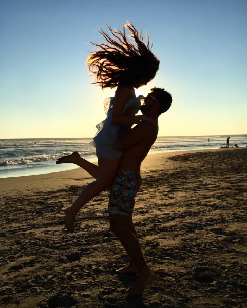 Парень и девушка кружатся на берегу моря - Photo # - RuPixel