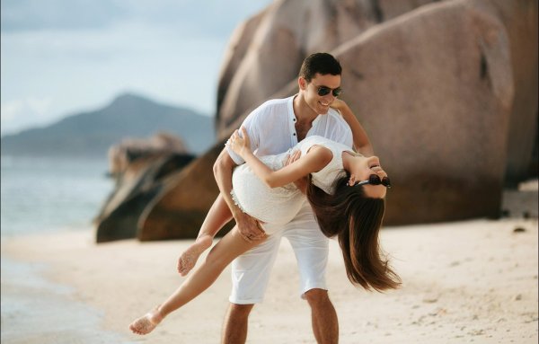 Парень с девушкой на море