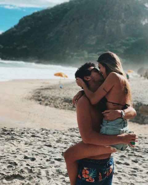 Море и парочка влюбленных