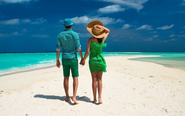 Парень с девушкой на море